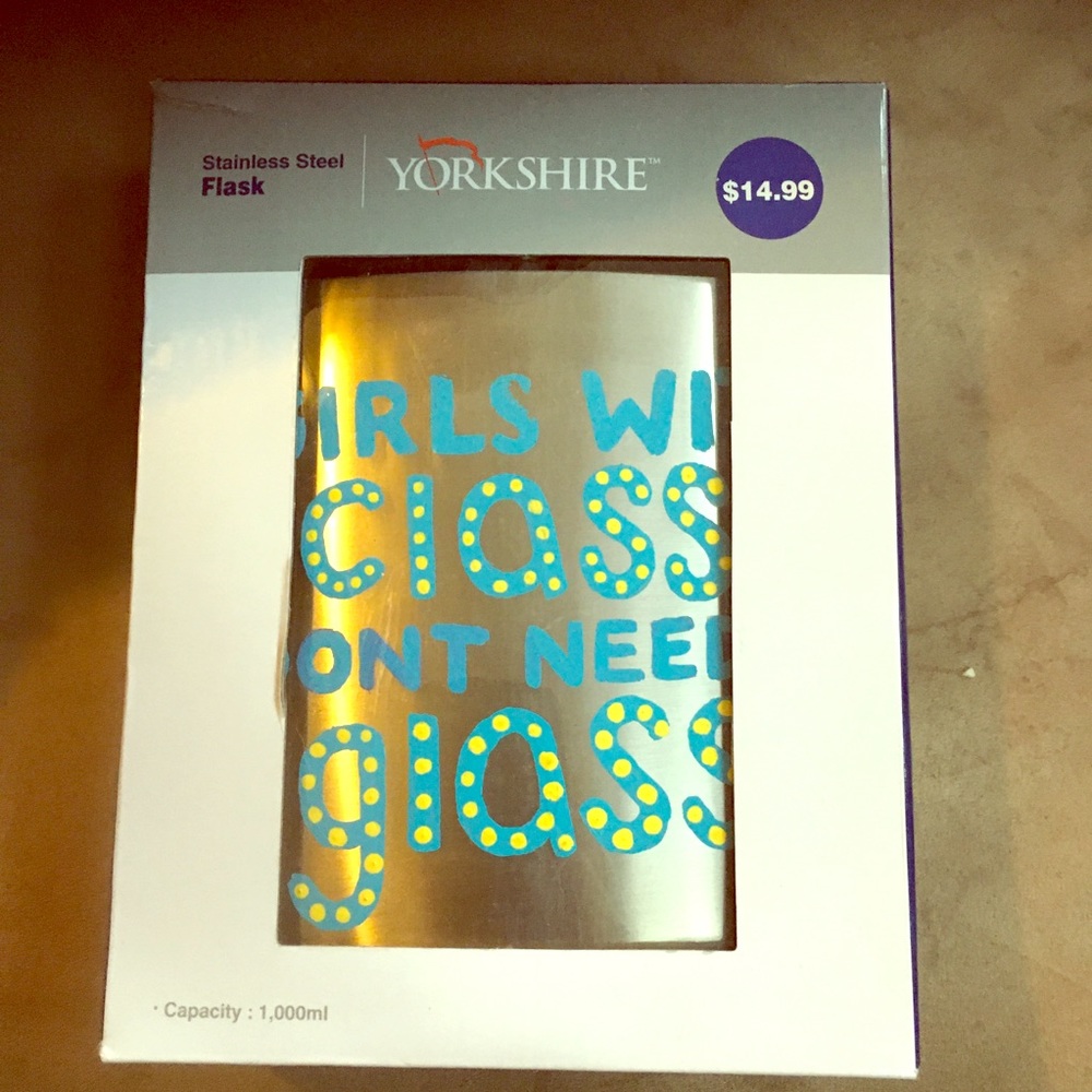 NIB - girls with class don’t need a glass